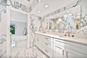 Un baño con dos lavabos y una ducha. en Greek Villa Isle, en Sanibel 77 fotos más