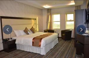 a hotel room with a bed and a television at فندق جولدن نيو ارمادا جيزان - شركة ارمادا الورود الفندقية in Jazan