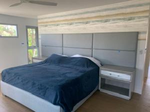 Un dormitorio con una cama con un edredón azul. en Bentley Beach House, en Sanibel