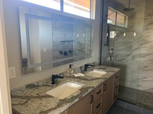 Un baño con dos lavabos y un espejo grande. en Bentley Beach House, en Sanibel 51 fotos más