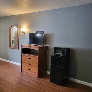 Μια τηλεόραση ή/και κέντρο ψυχαγωγίας στο King Bed Hotel Studio 106