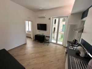 een woonkamer met een tafel en een televisie. bij Casa Bavosa via Cacciatore in Salerno