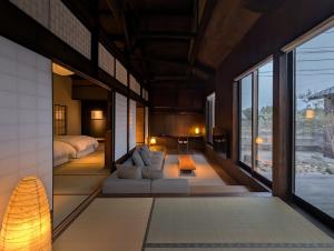 Postel nebo postele na pokoji v ubytování 古民家ラグジュアリーホテル 金井西洋館