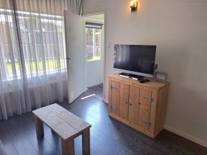 Et tv og/eller underholdning på Appartement vlakbij centrum en strand