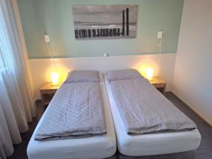 En eller flere senge i et værelse på Appartement vlakbij centrum en strand
