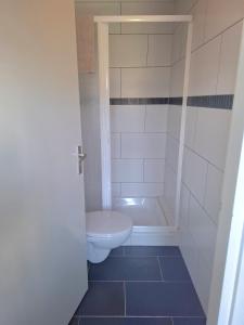 Et badeværelse på Appartement vlakbij centrum en strand