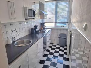 Køkken eller tekøkken på Appartement vlakbij centrum en strand + 4 billeder