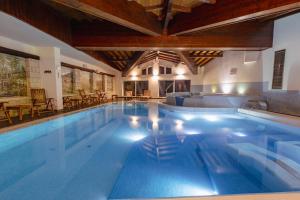 Bazén v ubytování Gaarten Hotel Benessere Spa by Kleos Group Collection nebo v jeho okolí
