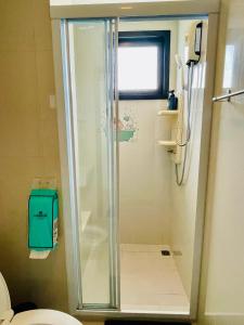 Et badeværelse på The base condo 2 bed 2 bath by Pupu