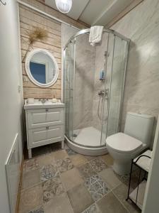 Ένα μπάνιο στο Private Trakai Boutique Historical Authentic Karaim Two Floor Apartment House