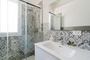 a bathroom with a sink and a shower at Appartamento Colli in Gallipoli +32 photos