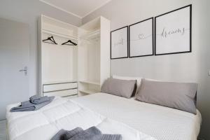 a bedroom with a white bed with two towels on it at Appartamento Colli in Gallipoli