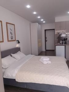 una camera da letto con un letto con due asciugamani sopra di Жилой комплекс Apartex Burabay, улица Уалиханова 7А a Shchuchinsk