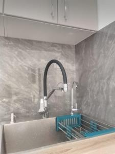 una cucina con lavandino e rubinetto di Жилой комплекс Apartex Burabay, улица Уалиханова 7А a Shchuchinsk