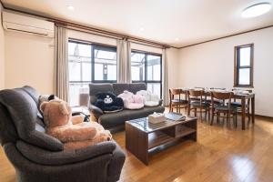 松本市にあるVacation Rental NAGISAのリビングルーム(椅子に座るテディベア付)