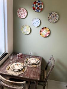 ラウロ・ジ・フレイタスにあるCharmoso Village Praianoのテーブル(皿付) +7枚の写真