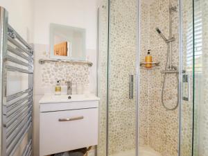 une salle de bain avec douche, lavabo et toilettes dans l'établissement The Old Harbour Masters House, à Fowey 47 autres photos