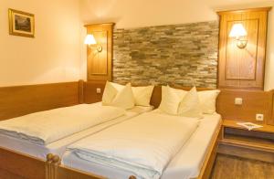 Postel nebo postele na pokoji v ubytování Gasthaus-Hotel Faltermaier
