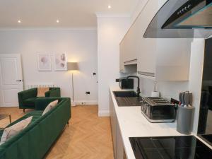 Kuchyň nebo kuchyňský kout v ubytování The Salisbury sleeps 4 Classic Apartment + 22 fotografií