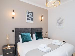 Postel nebo postele na pokoji v ubytování The Salisbury sleeps 4 Classic Apartment