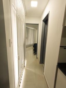 einen Flur in einem Gebäude mit weißen Wänden und weißen Böden in der Unterkunft Edificio Eclipse in Ushuaia