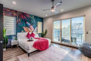 Giường trong phòng chung tại Oak Lawn Luxe Stay- Hot Tub, Arcades, Pool Table & More