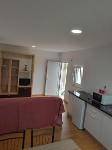 a kitchen with a table and a counter top at T1TR Anciao in Ancião