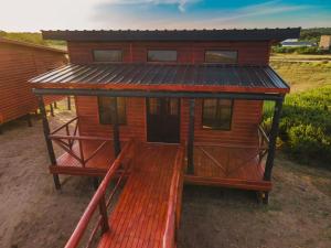 una pequeña casa con techo encima en Arenas Verdes 366, en Arenas Verdes