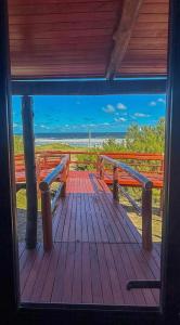 - Vistas a la playa desde un paseo marítimo de madera en Arenas Verdes 366, en Arenas Verdes