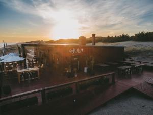 un edificio con mesas y sillas en una terraza en Arenas Verdes 366, en Arenas Verdes