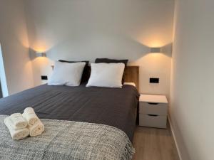 een slaapkamer met een bed met twee handdoeken erop bij Puntadura Oasis in Vir