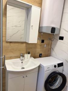 een badkamer met wastafel en wasmachine bij Puntadura Oasis in Vir