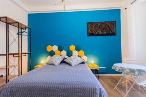 a bedroom with a blue wall and a bed at Casa Remy in Cagliari