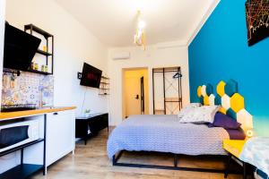 a bedroom with a bed and a blue wall at Casa Remy in Cagliari