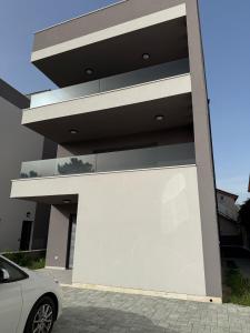 een witte auto geparkeerd voor een gebouw bij Puntadura Oasis in Vir