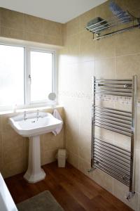 a bathroom with a sink and a shower at Strelley house 4 , Perfect for business trip & Families holiday or working proffesionals-5 min from M1 J25 , 500MB Wi-Fi , Netflix , Fully equiped kitchen , Asda supermarket 5 min walk , Free Secure parking with CCTV ,available monthly deals in Nottingham