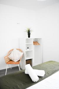 ein Schlafzimmer mit einem Stuhl und einem Kissen auf dem Boden in der Unterkunft Royal House AL in Rio Caldo + 7 Fotos