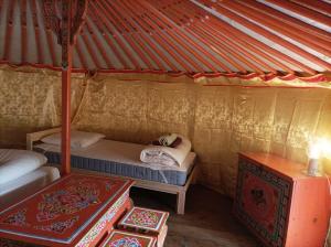 a room with two beds and a table at Au Chat qui Pêche in Thenay
