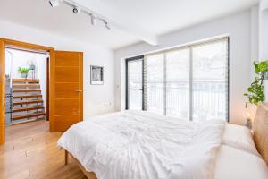 Ένα ή περισσότερα κρεβάτια σε δωμάτιο στο Swift Host - Sleeps up to 6 - Panoramic Views - City Centre - Parking