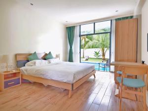 una camera da letto con un letto e una grande finestra di Mmint Resort a Panglao