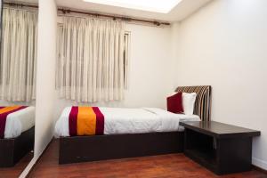 Rúm í herbergi á Hotel Kathmandu square