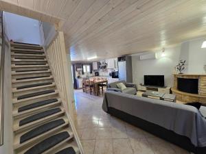 TV a/nebo společenská místnost v ubytování Diamando's Maisonette