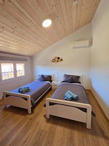 Postel nebo postele na pokoji v ubytování Diamando's Maisonette