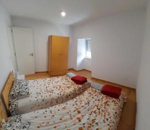 una camera da letto con due letti in una stanza di T2 Ansião a Ansião