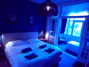 A bed or beds in a room at Hotel Kuiperduin