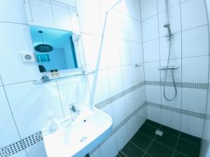 A bathroom at Hotel Kuiperduin