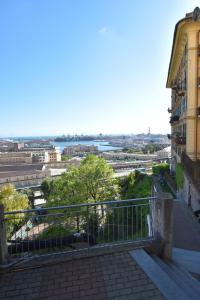 desde el balcón de un edificio con vistas a la ciudad en La Casa Sulla Mattonata accogliente appartamento sulla tipica creuza genovese con bella vista e a due passi dalla Stazione Principe, en Génova