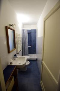 Un baño con lavabo, inodoro y ducha. en La Casa Sulla Mattonata accogliente appartamento sulla tipica creuza genovese con bella vista e a due passi dalla Stazione Principe, en Génova 96 fotos más