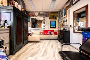 a living room with a couch and a table at Auberge Internationale Espace Globetrotter in Rimouski