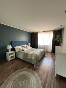 パルヌにあるKarusselli beach home, free parkingのベッドと大きな窓のある寝室